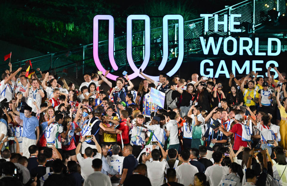 个国家和地, FbRFt, 阿兹玛接受