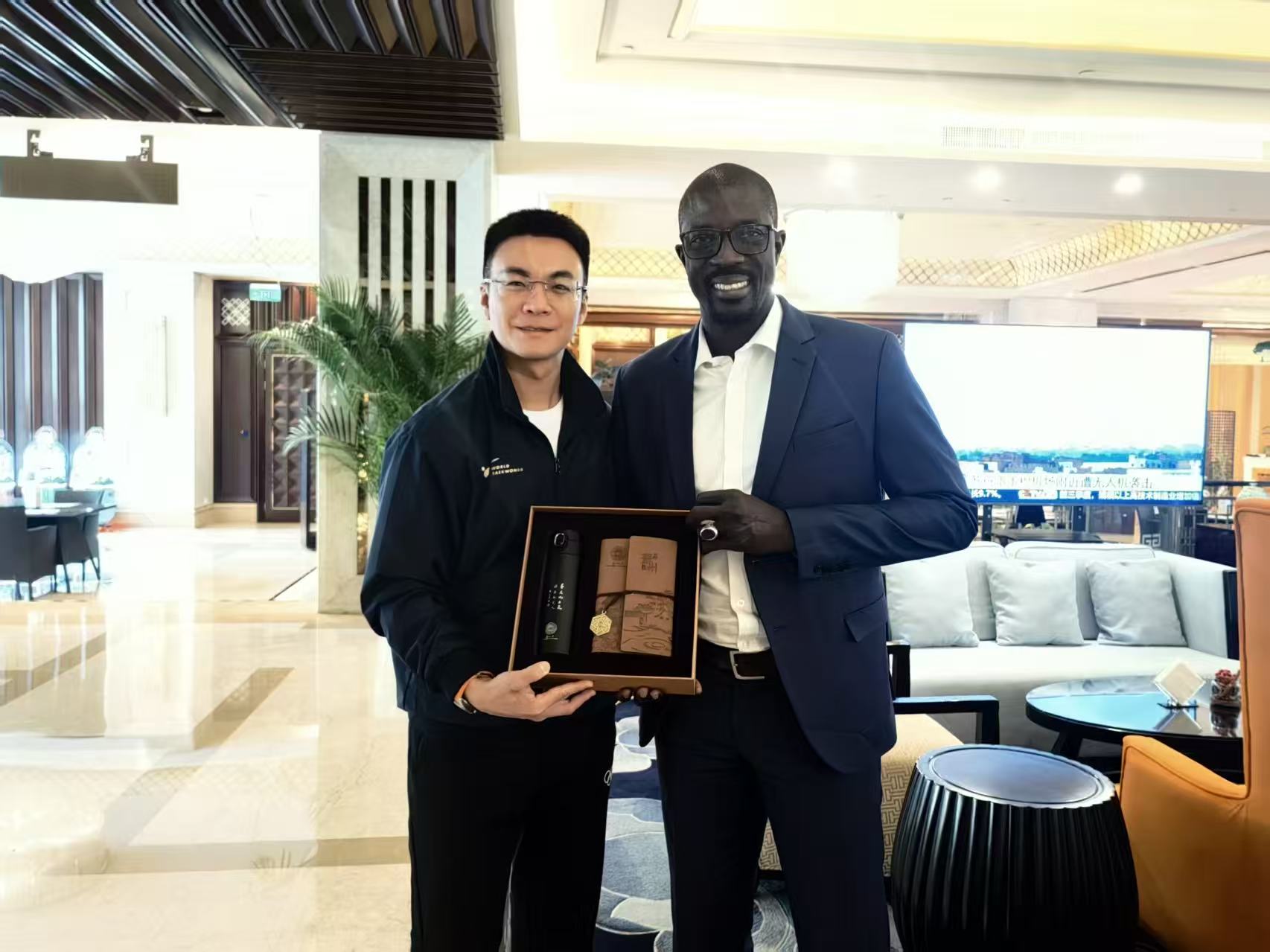 会主席艾莎, 员会委员侯